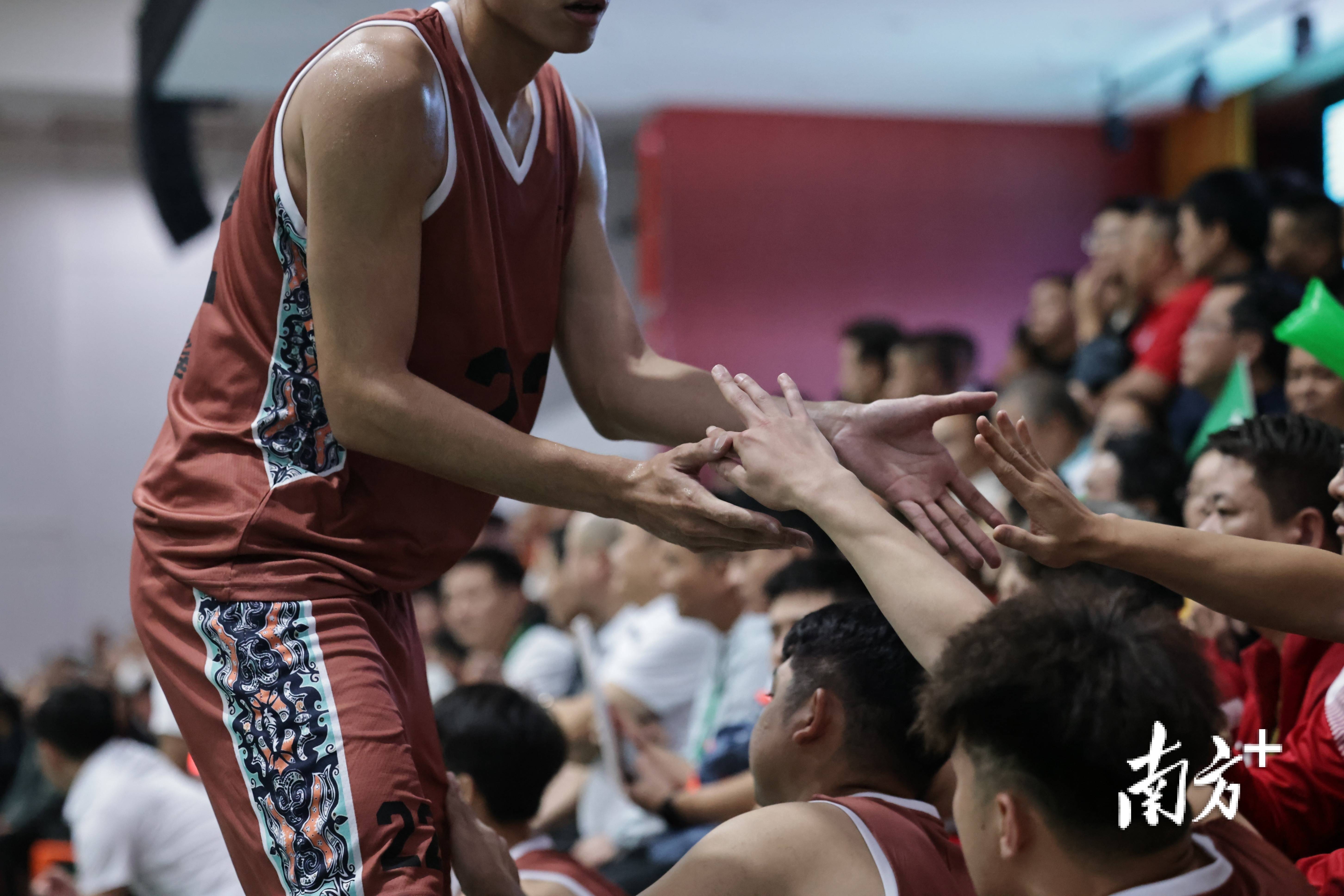 赫芬峰时刻,马拉加两球大胜对手