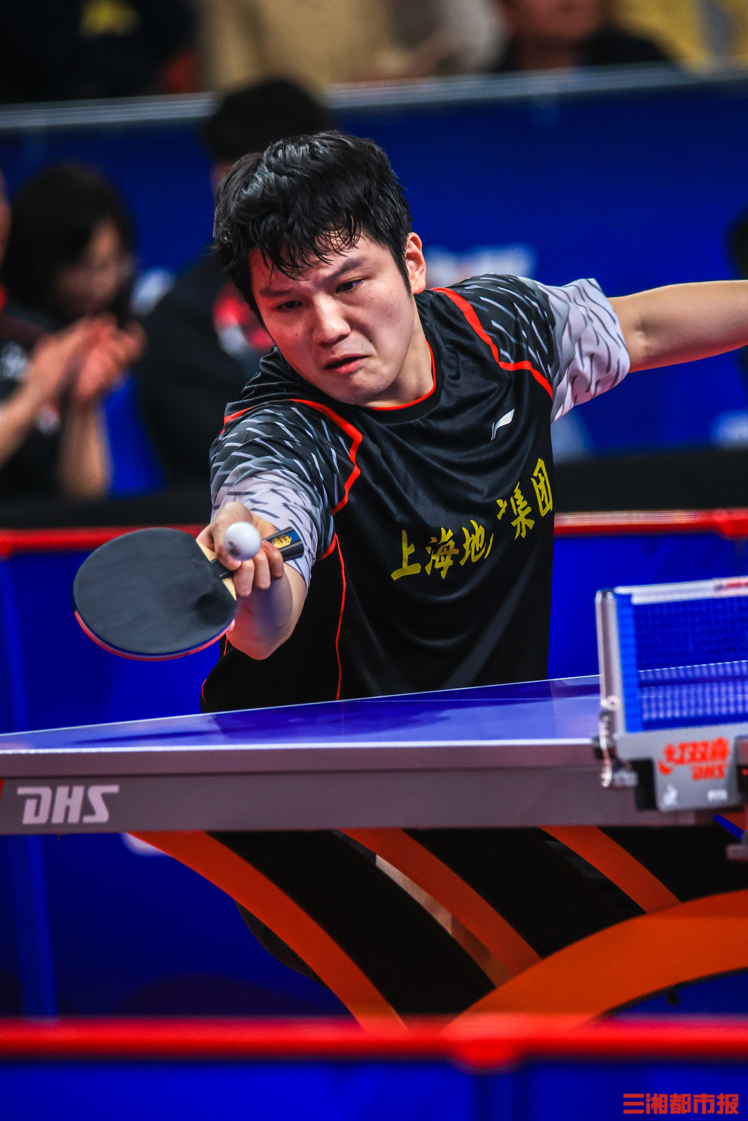 震撼！樊振东在乒乓球赛场挺进决赛！