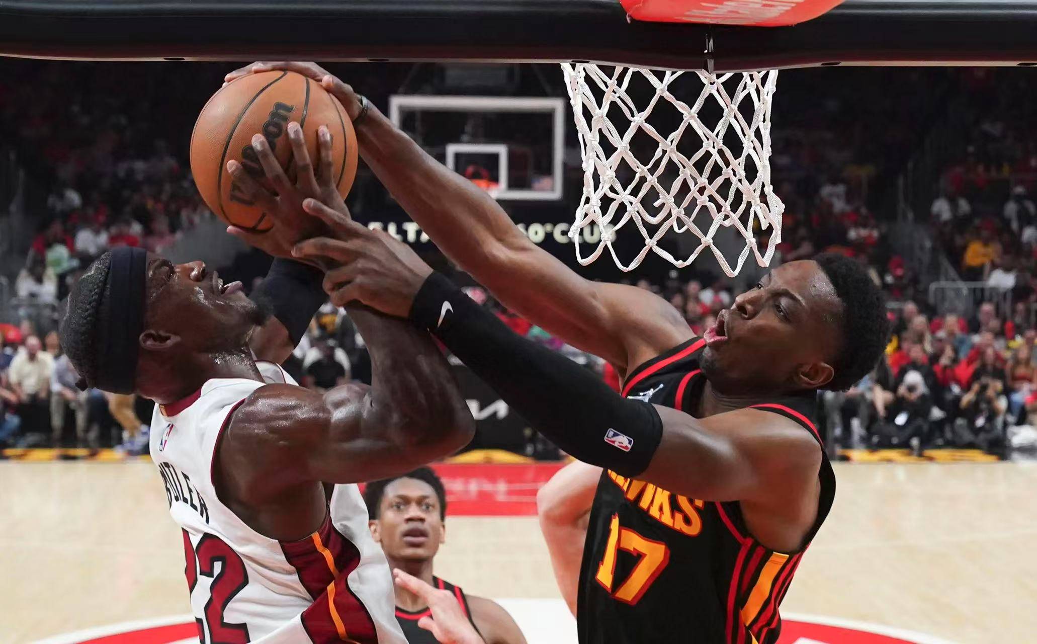 米切尔绝杀时刻，巴特勒点燃赛场，逆转取胜迎来胜利！