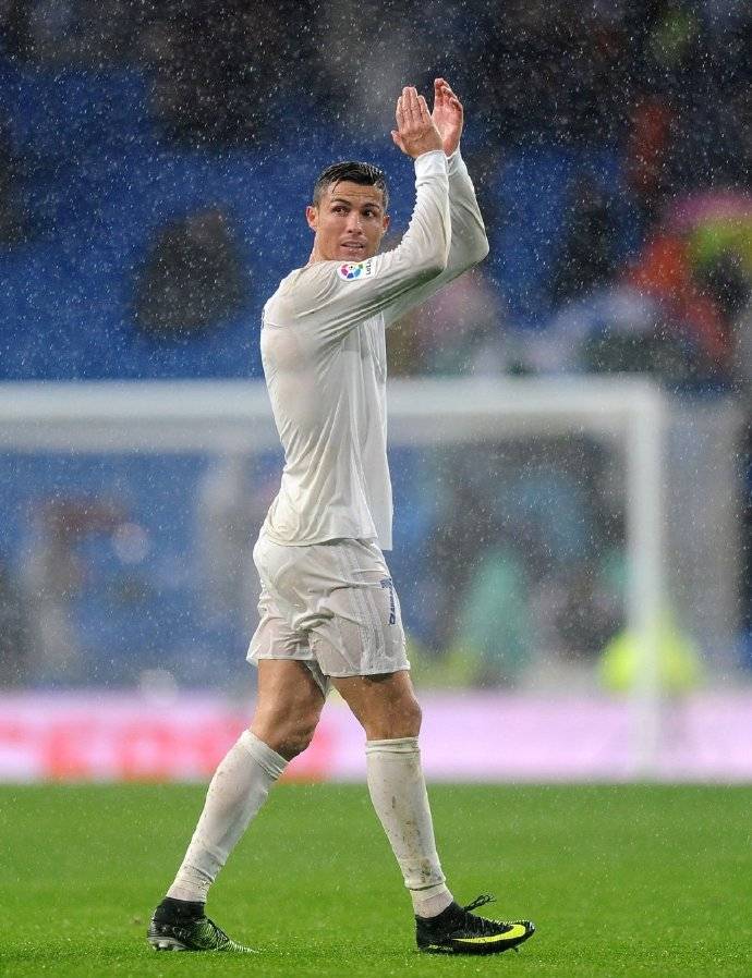 西亚卡姆回归赛场,惊险取胜首场状态亮眼,尤文图斯观众沸腾!